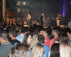 Caio Rios foi a atra&ccedil;&atilde;o local antes dos shows nacionais