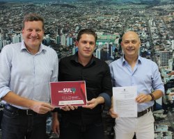 Prefeito Luciano Buligon, Secret&aacute;rio Marcio Sander e o empres&aacute;rio da Sonna Eventos, organizadora da feira, Cleverson Dalmora