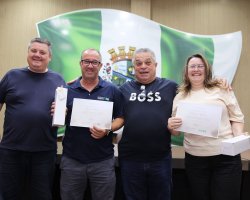 Prefeito e vice com os homenageados Flávio Devila e Juliana Rech