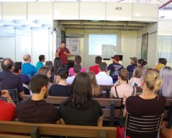 O profissional demonstrou como proceder com o exame