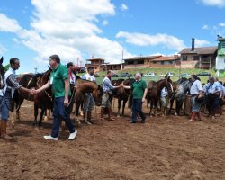 O prefeito Luciano Buligon, o coordenador da comiss&atilde;o de Agropecu&aacute;ria, Valdir Crestani e os ju&iacute;zes da prova cumprimentam os cavaleiros