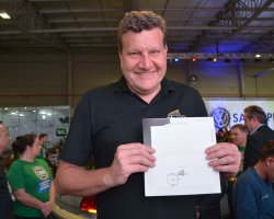 Prefeito com o selo alusivo aos 50 anos da Efapi