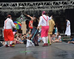 O espet&aacute;culo ?Atrupelados? um circo diferente, alegrou a tarde na Concha Ac&uacute;stica