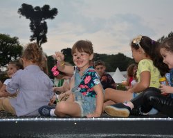 Crian&ccedil;as se divertem no show infantil