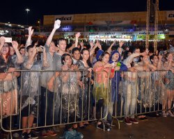  Chuva n&atilde;o intimidou os f&atilde;s