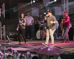 Pedro e Ben&iacute;cio abriram o show com diversos hits atuais