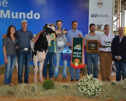 Fam&iacute;lia Girardi, de Pinhalzinho, comemora a premia&ccedil;&atilde;o de grande Campe&atilde; F&ecirc;mea Jovem da ra&ccedil;a Holandesa