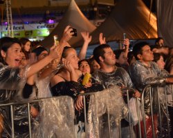 F&atilde;s se emocionaram e cantaram junto com os artistas