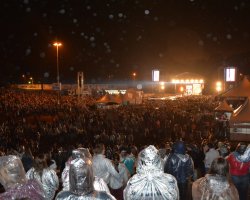 Mesmo com chuva o p&uacute;blico permaneceu na Concha Ac&uacute;stica