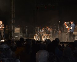Maquin&aacute;rios apresentou metal cantado em portugu&ecirc;s