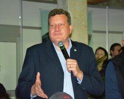 O prefeito Luciano Buligon participou da entrega das faixas aos campe&otilde;es e falou sobre a import&acirc;ncia do setor agropecu&aacute;rio para o munic&iacute;pio