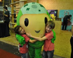Poupedi, mascote do Sicredi fez a alegria da crian&ccedil;ada no estande da GenTV