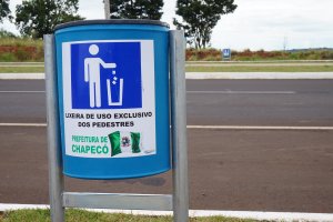 Novas lixeiras s&atilde;o instaladas na Avenida Get&uacute;lio Vargas