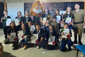 Estudantes da Rede Municipal de Ensino conquistam trof&eacute;u no 1&ordm; Soletrando PROERD