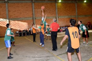 Basquete na escola desenvolve autoconfian&ccedil;a e compet&ecirc;ncias interpessoais 