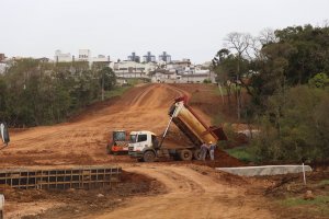 Abertura da avenida Get&uacute;lio Vargas est&aacute; em fase de aterros e drenagem