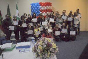 Cursos de ingl&ecirc;s e inform&aacute;tica s&atilde;o oferecidos &agrave; popula&ccedil;&atilde;o 