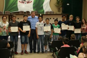 Alunos e professores s&atilde;o homenageados