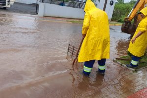 Equipes da Prefeitura trabalham para amenizar efeitos da chuva