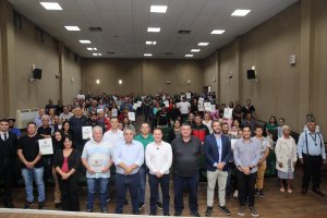 Prefeitura de Chapec&oacute; entrega mais 47 matr&iacute;culas de im&oacute;veis