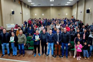 Prefeitura de Chapec&oacute; entrega cerca de 100 registros de matr&iacute;cula