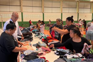 Prefeitura realiza feira de roupas no bairro Vila Rica