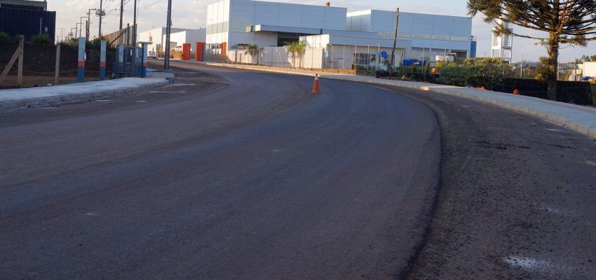 Ruas do Distrito Industrial recebem asfalto