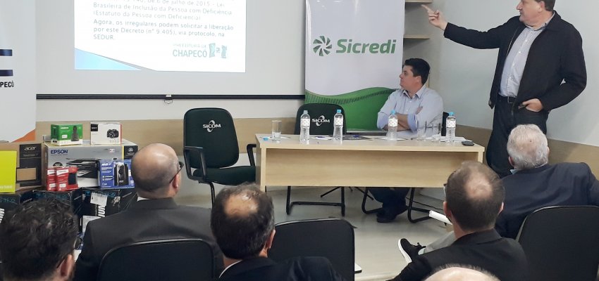 Prefeito discute no Centro Empresarial legisla&ccedil;&atilde;o federal que trata sobre acessibilidade