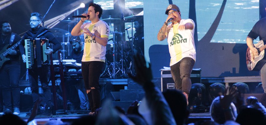 P&uacute;blico canta os sucessos com a dupla Matheus & Kauan