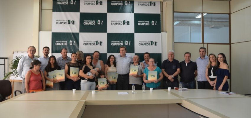 Prefeitura entrega escrituras de Regulariza&ccedil;&atilde;o Fundi&aacute;ria