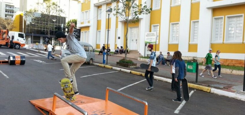 Domingo na Pra&ccedil;a ter&aacute; v&aacute;rias atra&ccedil;&otilde;es e televisores com o Jogo do Brasil