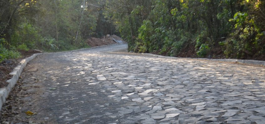 Acesso a Trilha do Pitoco recebe cal&ccedil;amento 