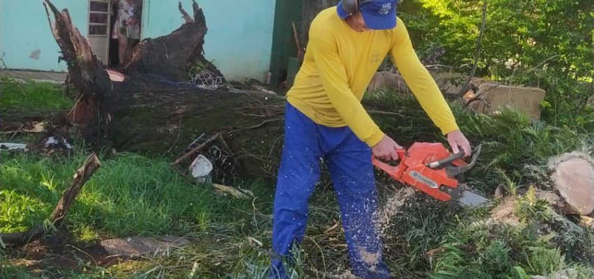 Prefeitura e Defesa Civil realizam atendimentos e reparos de danos causados pelo temporal