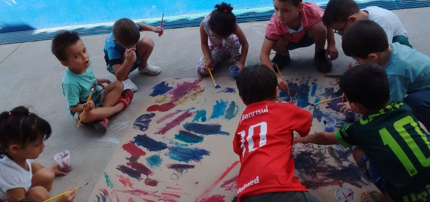 Crian&ccedil;as fazem arte usando cores