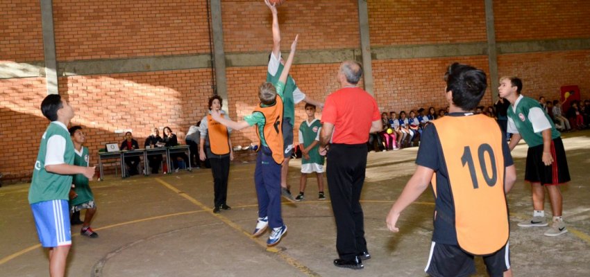 Basquete na escola desenvolve autoconfian&ccedil;a e compet&ecirc;ncias interpessoais 