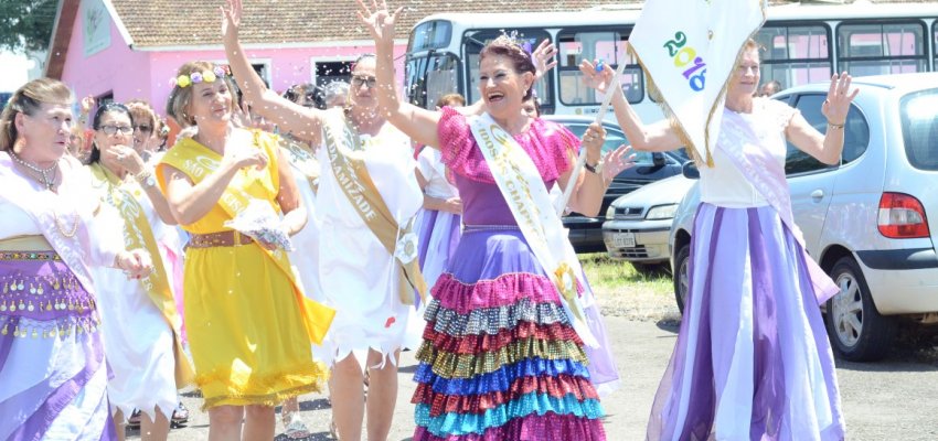 Carnaval re&uacute;ne 1.800 idosos em Chapec&oacute; 