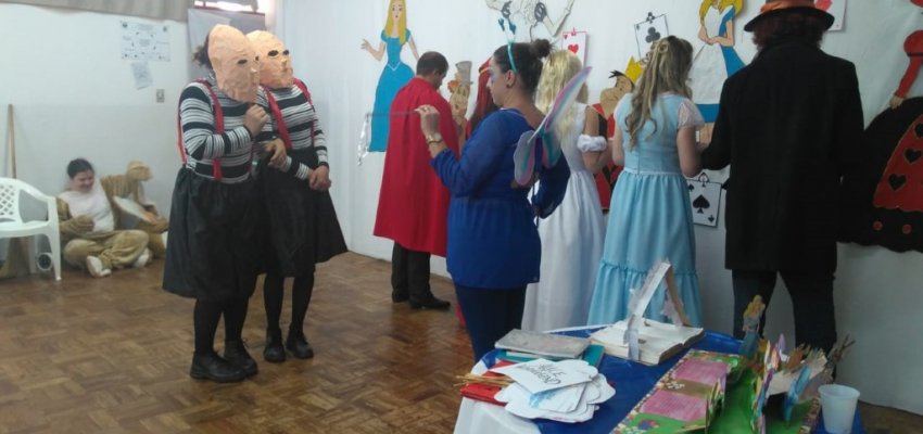 Alunos realizam atividade associando  fantasia e realidade