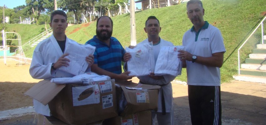 Escolinhas de Karat&ecirc; recebem 200 quimonos