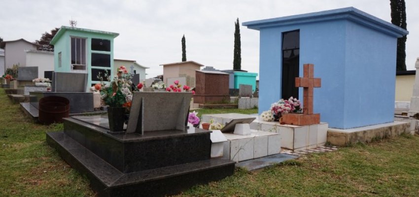 Cemit&eacute;rios de Chapec&oacute; recebem melhorias para o Dia de Finados