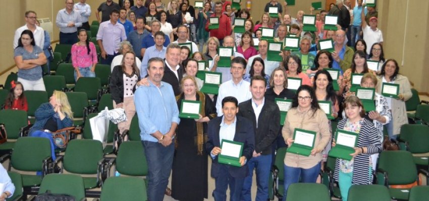 Prefeitura de Chapec&oacute; homenageia servidores com mais de 30 anos de servi&ccedil;os prestados 