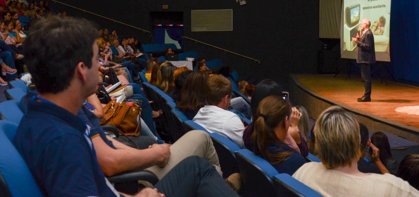 Palestra re&uacute;ne pais e professores  da Rede Municipal