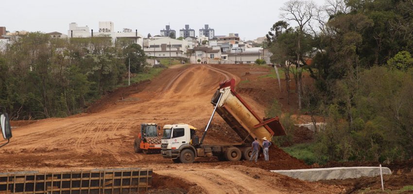 Abertura da avenida Get&uacute;lio Vargas est&aacute; em fase de aterros e drenagem