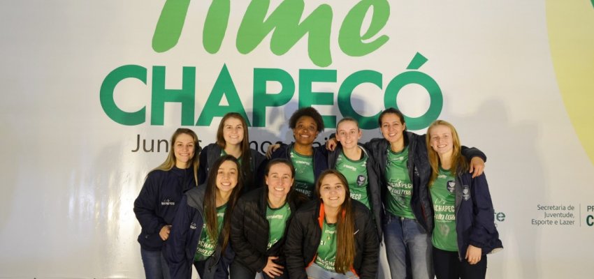 Female entra em quadra pelos JUC�s e pelo Catarinense