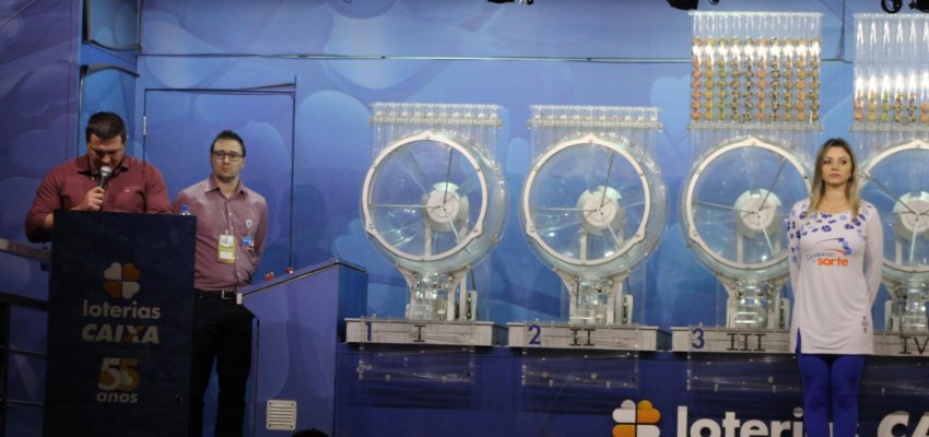 Caminh&atilde;o da Sorte realiza sorteios da Quina e Lotof&aacute;cil