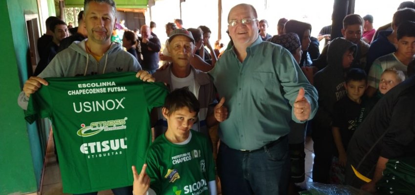 Base do futsal recebe material esportivo