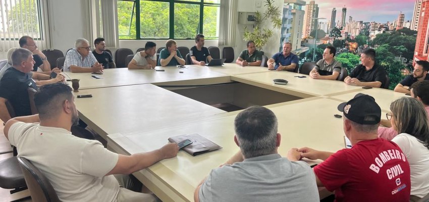 Reuni&atilde;o de avalia&ccedil;&atilde;o e medidas para recupera&ccedil;&atilde;o dos estragos provocados pelas chuvas &eacute; realizada 