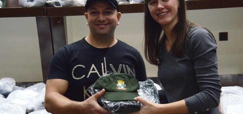 Administra&ccedil;&atilde;o entrega novos uniformes para os Vigias Municipais