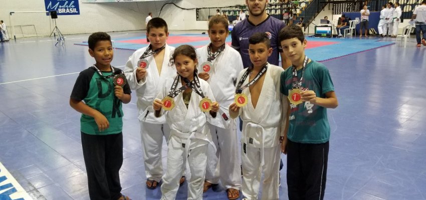 Crian&ccedil;as conquistam t&iacute;tulo geral em torneio de Jud&ocirc; 