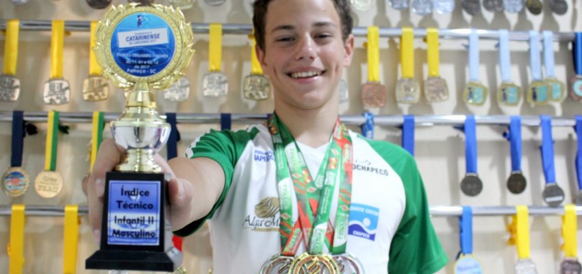 Nadador chapecoense treina forte e mira travessia de It&aacute;