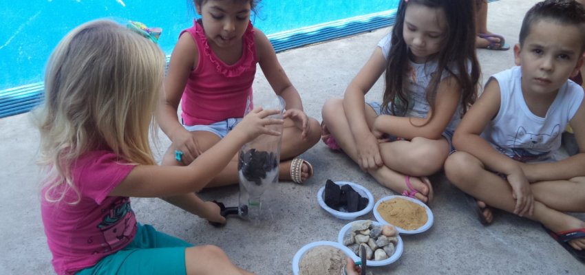 Crian&ccedil;as aprendem a import&acirc;ncia da &aacute;gua 